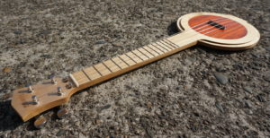 Ukulélé de voyage / Travel Ukulele (Banjolele) - Mélopée Custom Ukulele)