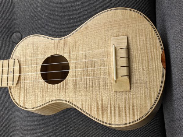 Ukulélé Mélopée Concert Mini Erable Flammé (Flamed Maple Soprano Long Neck)