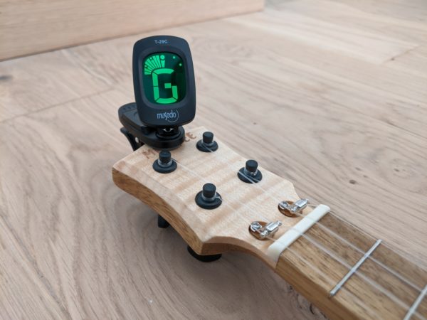 Rayzm Accordeur Électrique à Pince Portable avec Modes D'accord  Chromatiques pour Guitare / Basse / Ukulélé / Violon, Ajustable sur  430-450HZ, Batterie Incluse, Précis et Réactif.